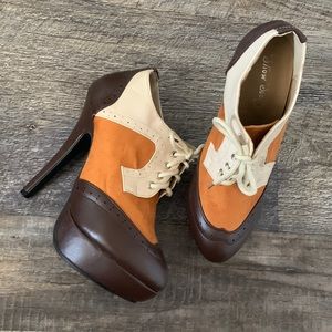 Platform heeled shoes